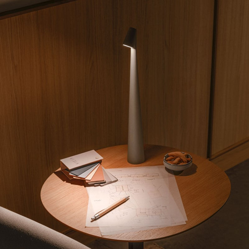 Minimalis Metal Table Lamp